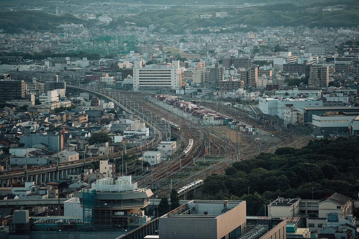 日本当地铁路和火车站在电影 vi 中的城市景观图片