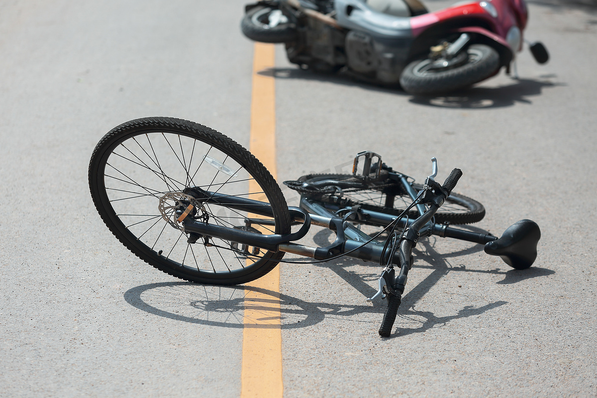 道路上与自行车的事故摩托车碰撞图片