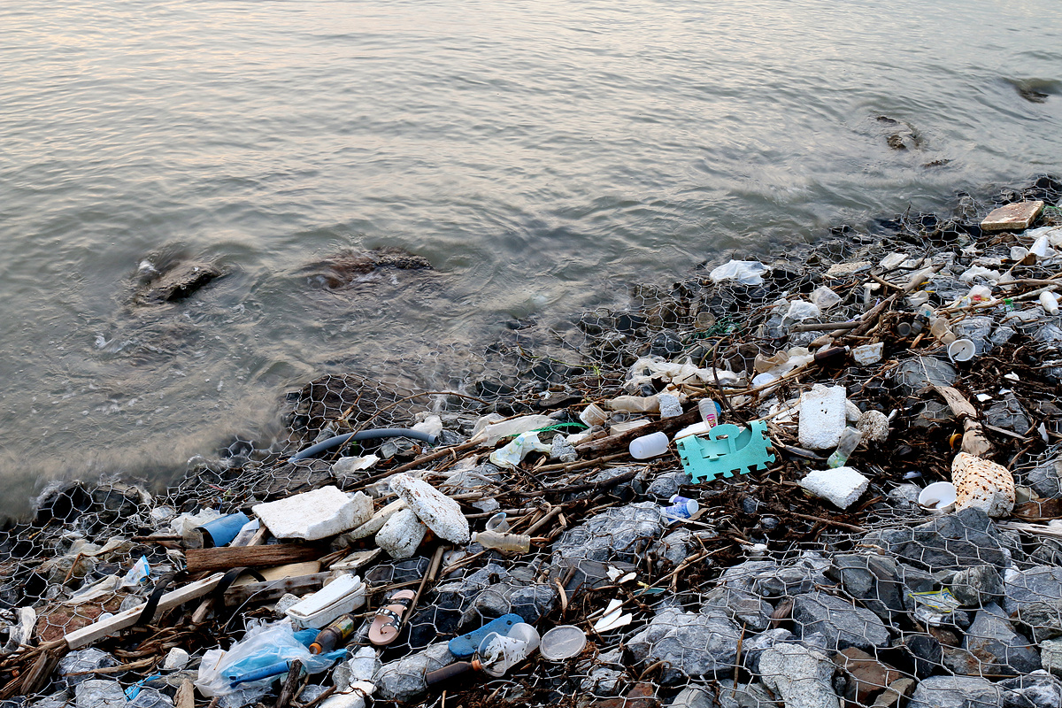 废弃海边、海滩垃圾污染、河中垃圾、有毒废物、废水、河中脏水图片