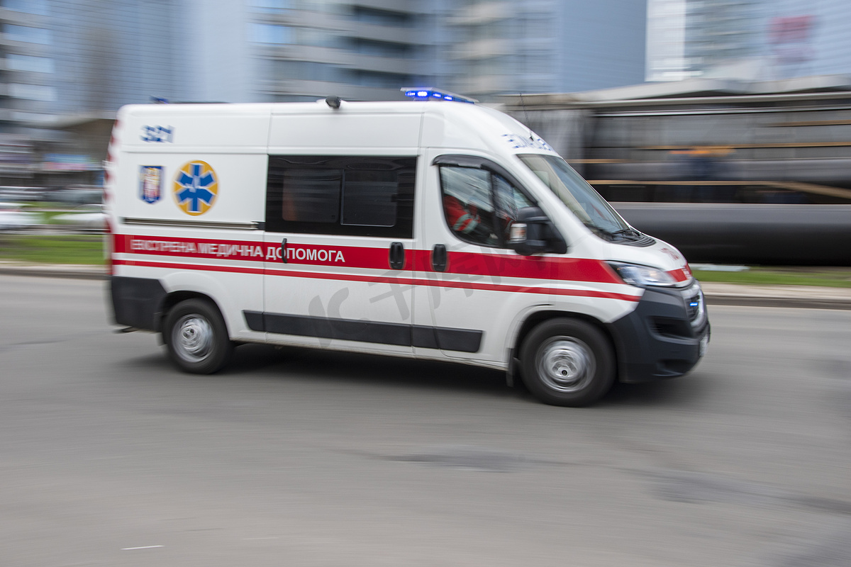 乌克兰，基辅 — 2021年4月26日：救护车日产Elgrand汽车在街上行驶。图片