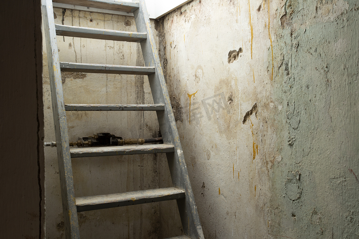地窖木楼梯通向黑暗地下室、旧废弃建筑中的石头和砖砌下层图片