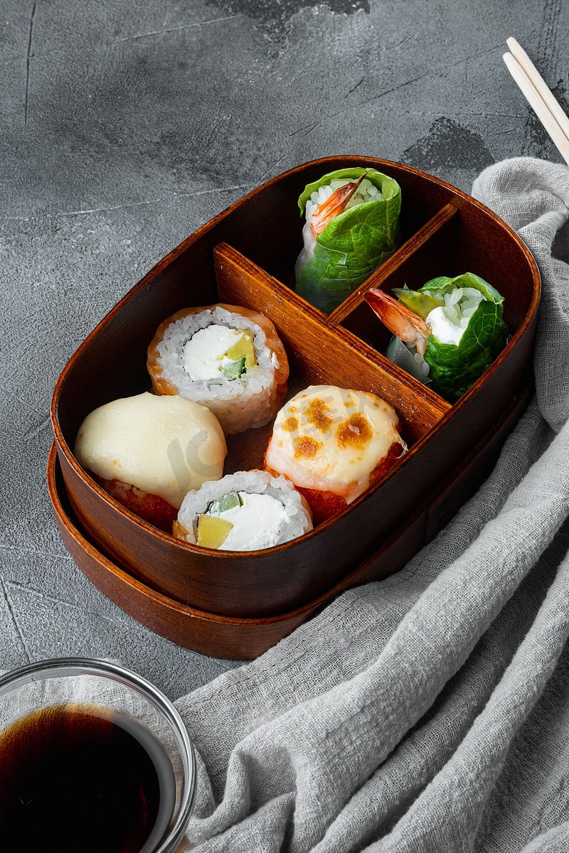 带筷子的日本便当午餐盒，灰色石背景图片