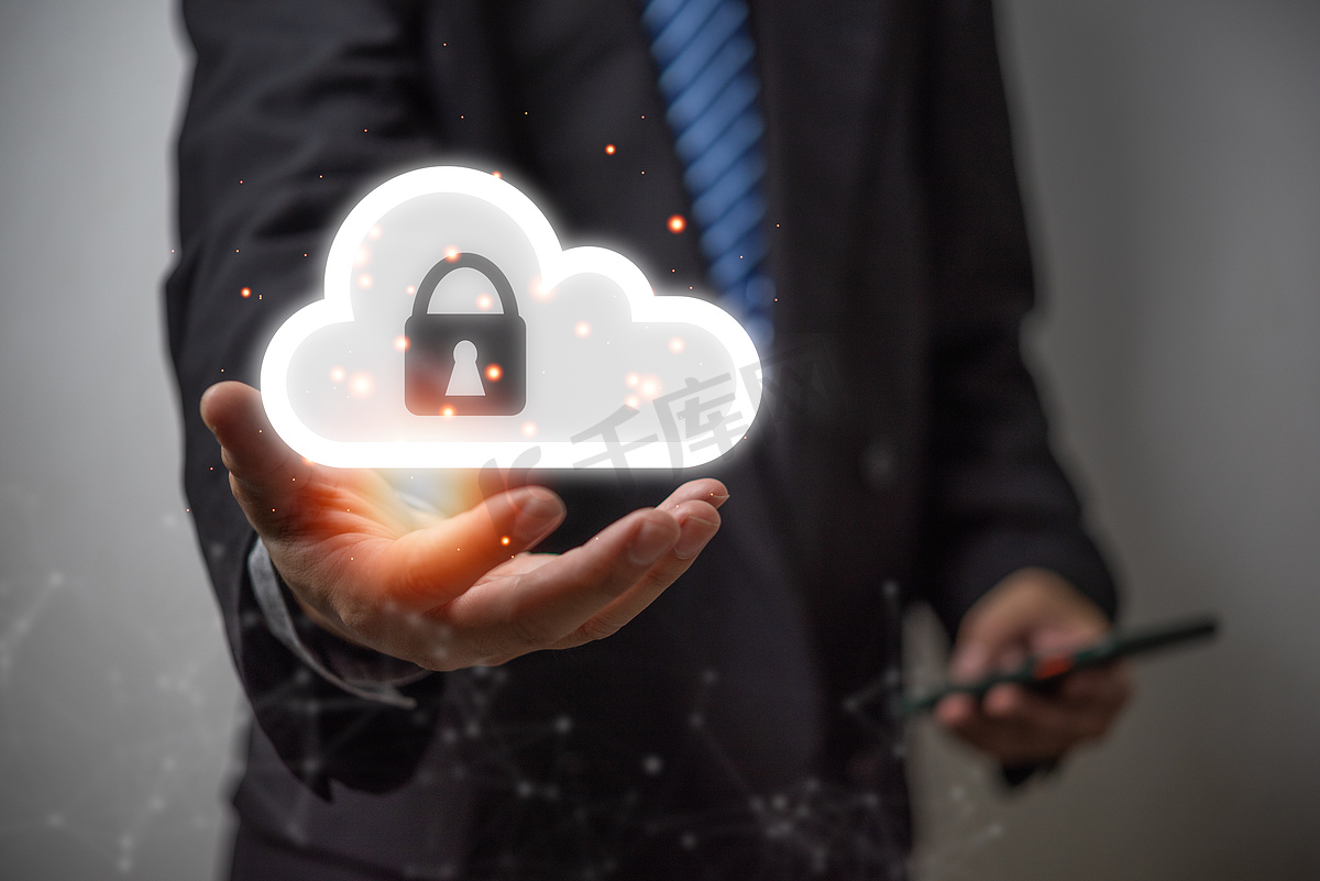 商人云安全锁网络是重要设备上传备份数据隐私数据库的关键安全设备保护。数据盗窃预防的概念。图片