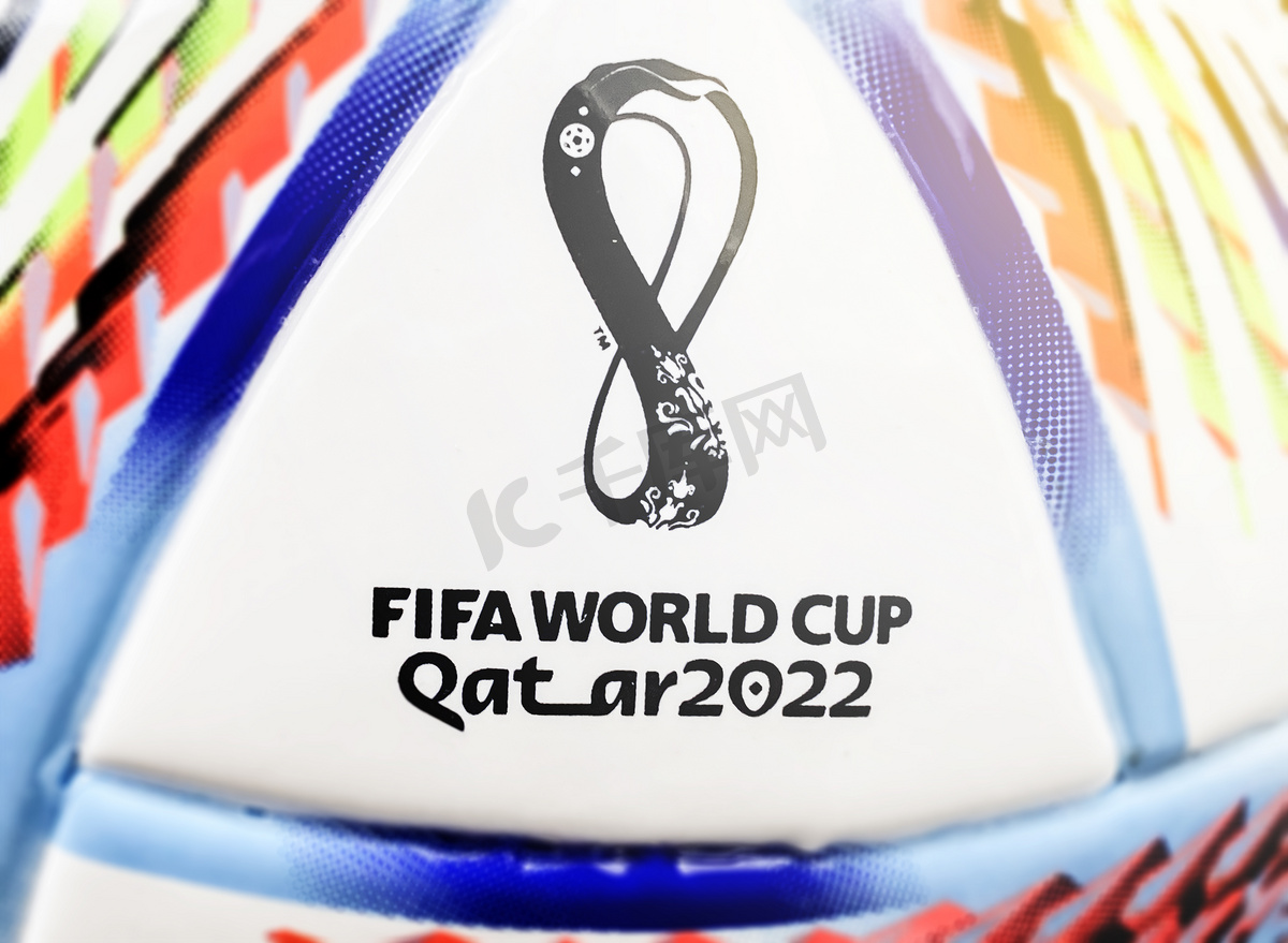2022 年卡塔尔世界杯官方比赛用球 Al Rihla 的特写图片