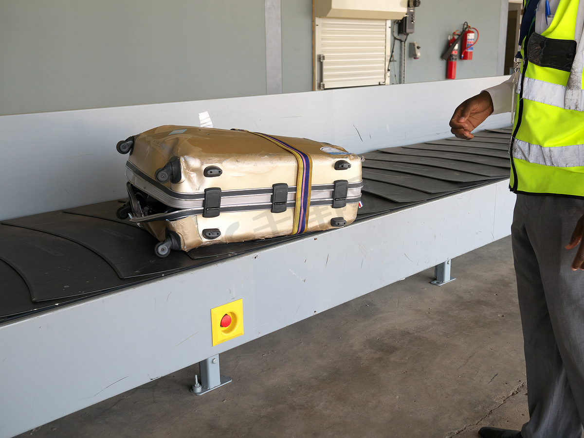 Livingstone, Zambia-August 5, 2016: A completely broken suitcase due to poor handling at a airport图片