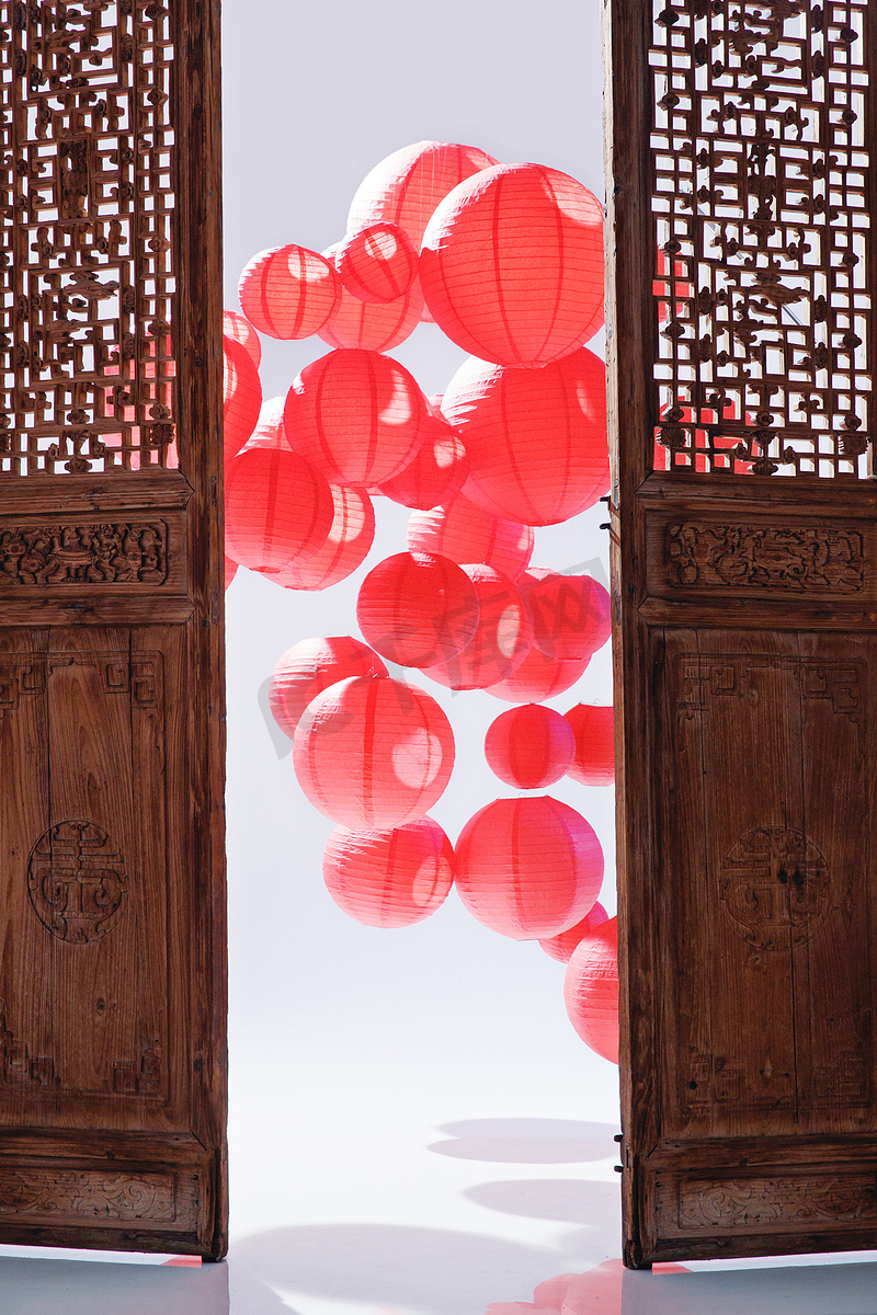 红灯笼和中式的门图片