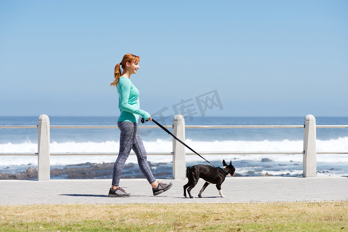 海边遛狗的女人图片