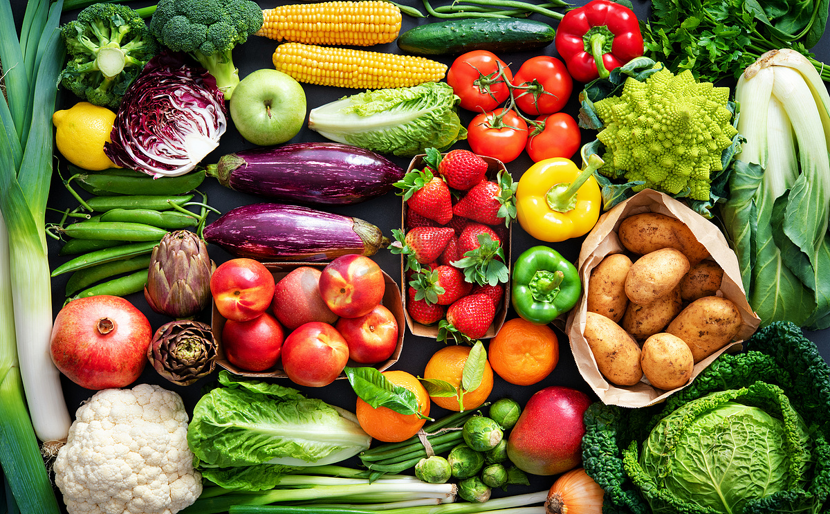 新鲜有机水果及蔬菜的分类食物背景图片