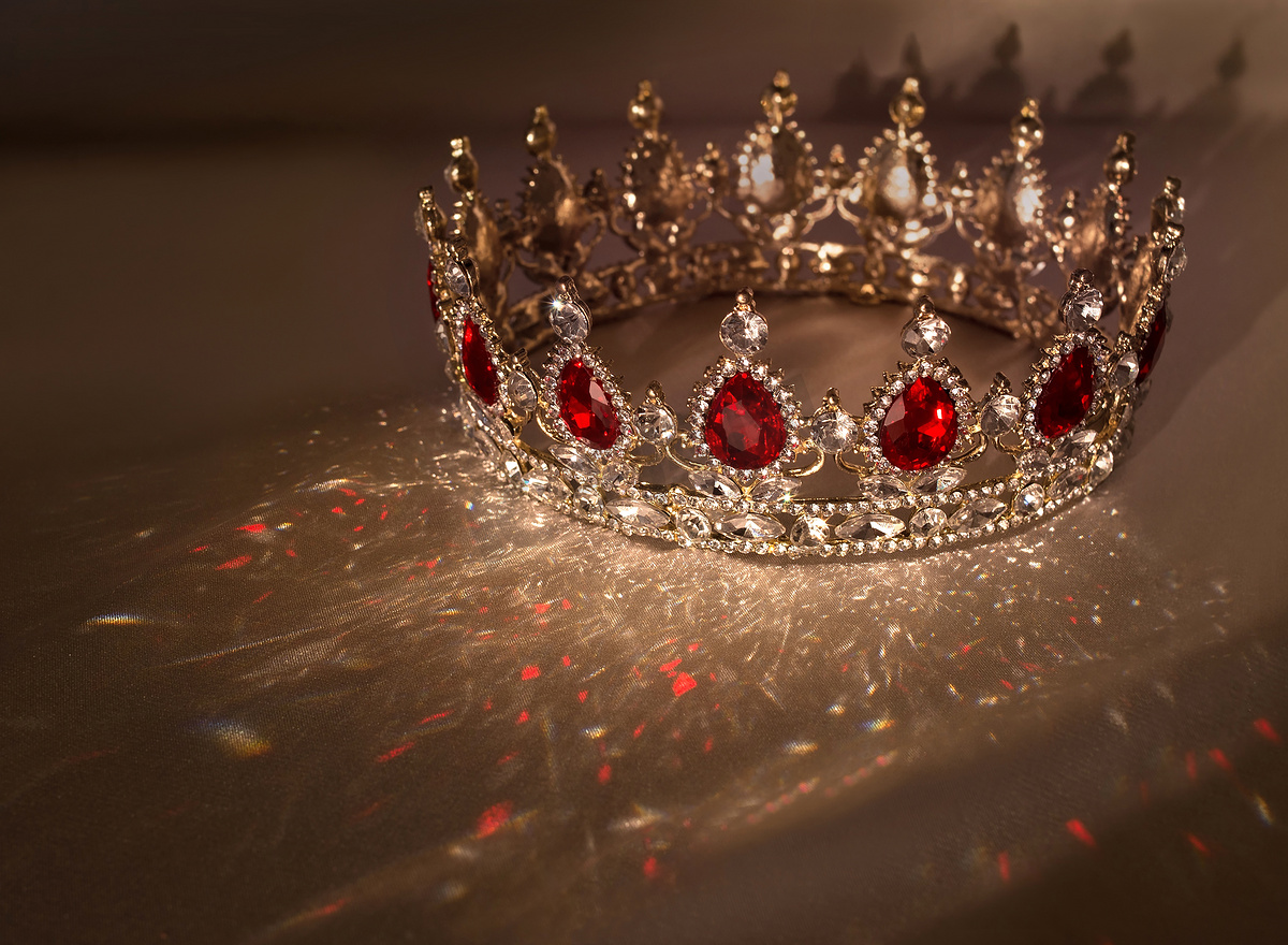 红宝石，水晶，红宝石的新皇冠。经典的古老的权力之和童话故事图片