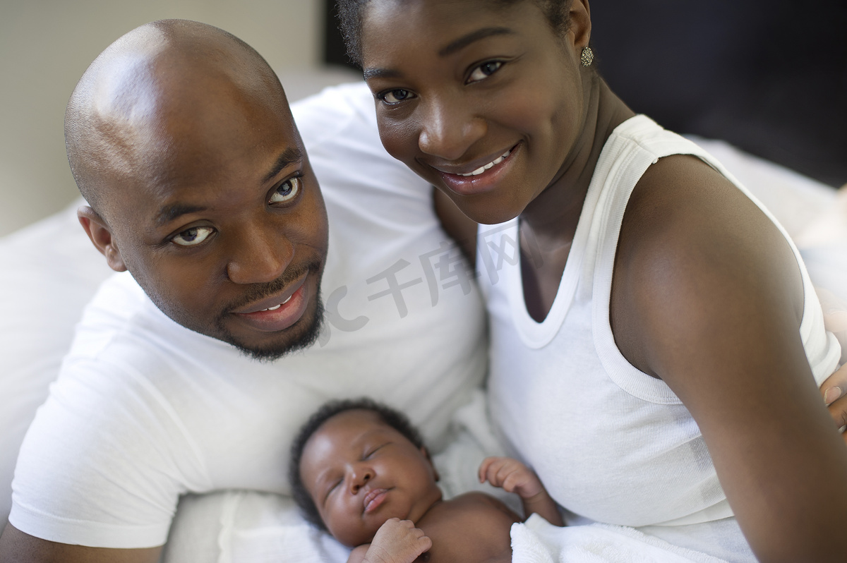 年轻黑人尼日利亚家庭图片