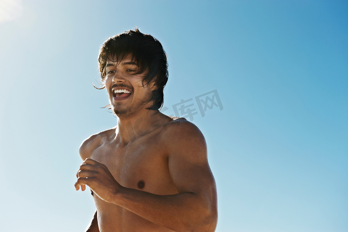 赤裸上身的男子在阳光下奔跑图片