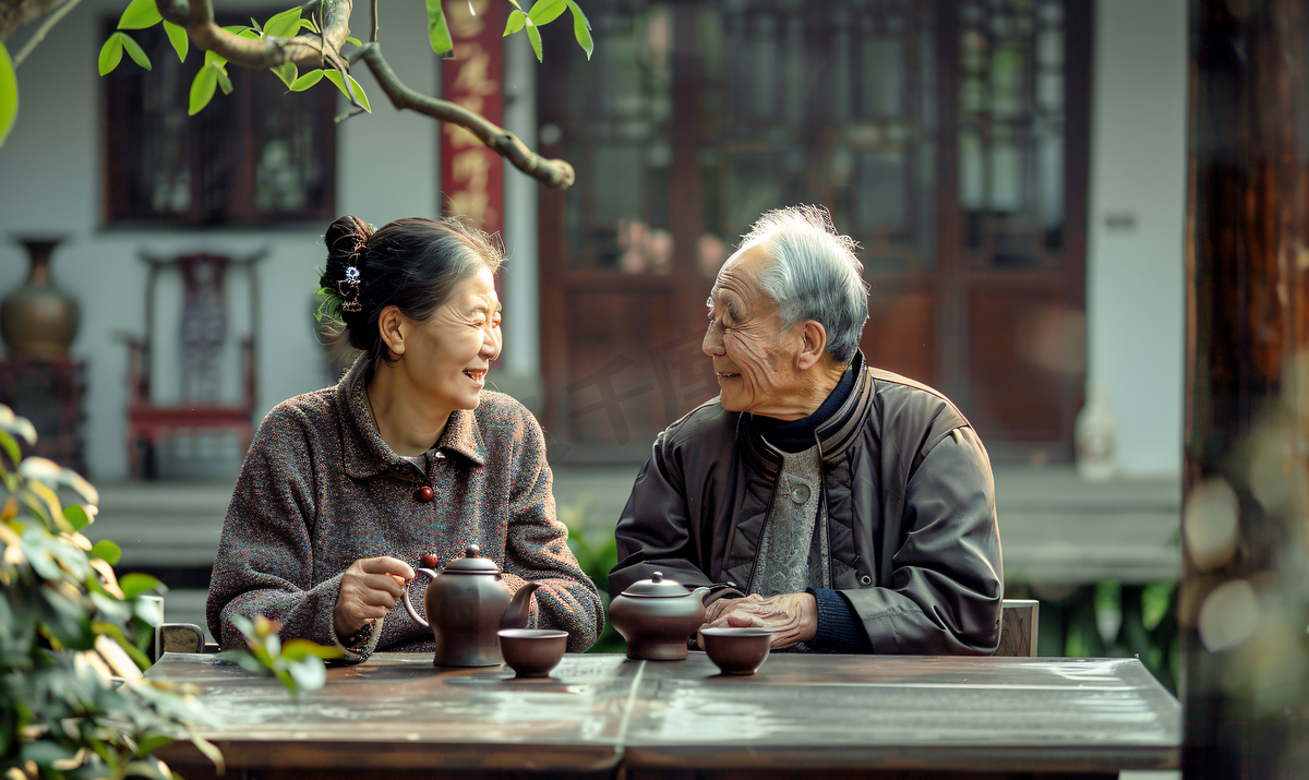 亚洲人老年夫妇在庭院喝茶图片