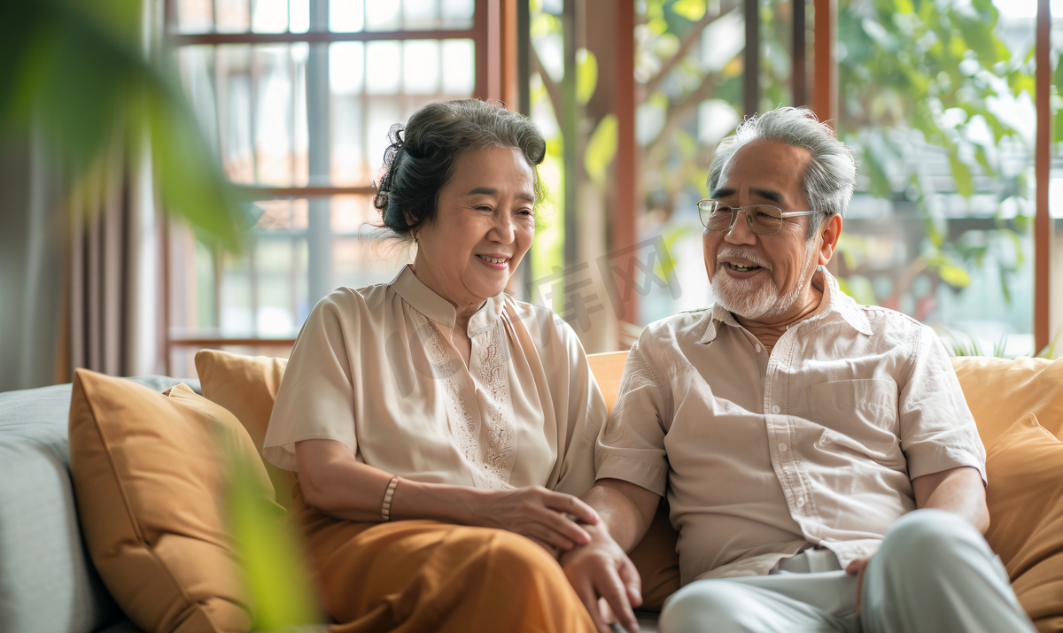 亚洲人幸福的老年夫妇在客厅图片