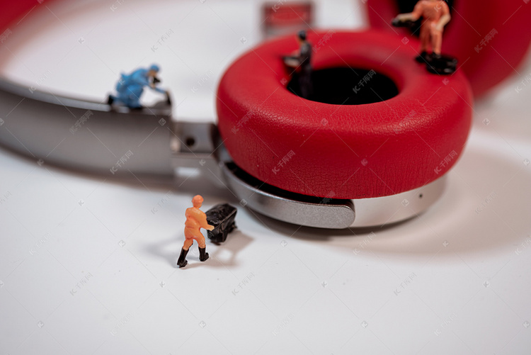 劳动节微观修耳机的人