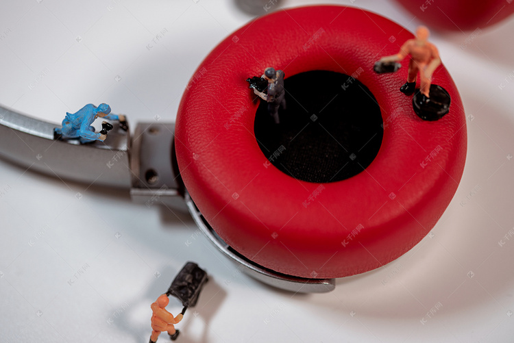 五一劳动节俯视修耳机的劳动者