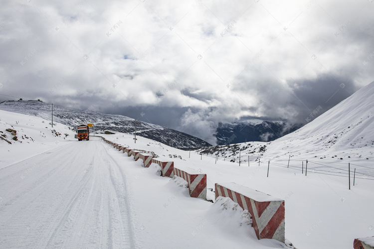 雪山公路云雾摄影图