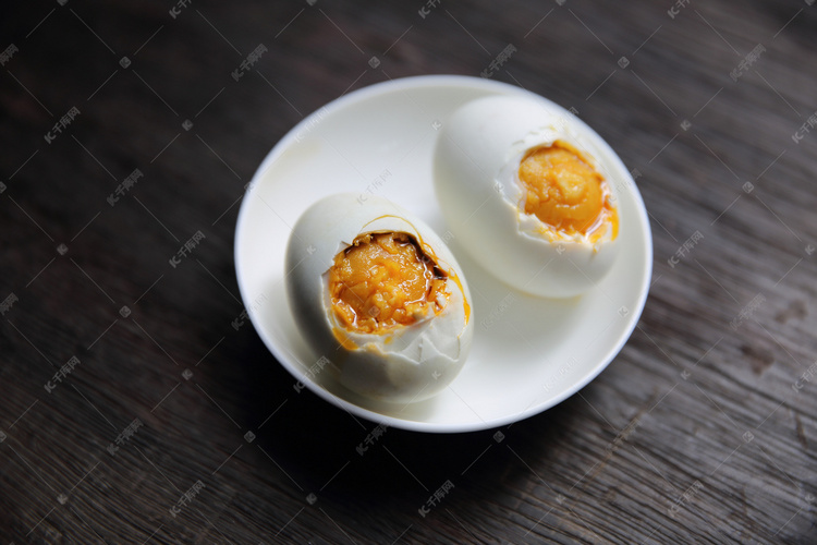 食品咸鸭蛋摄影图