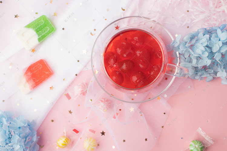 甜品食材草莓果汁罐头摄影图