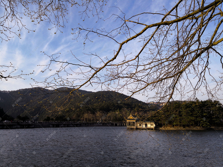 清新湖泊和连绵山川摄影图