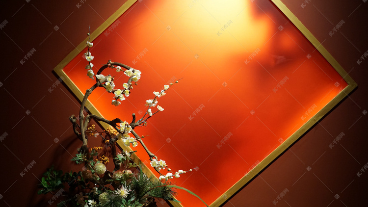 新年红色灯光与白色植物花朵摄影