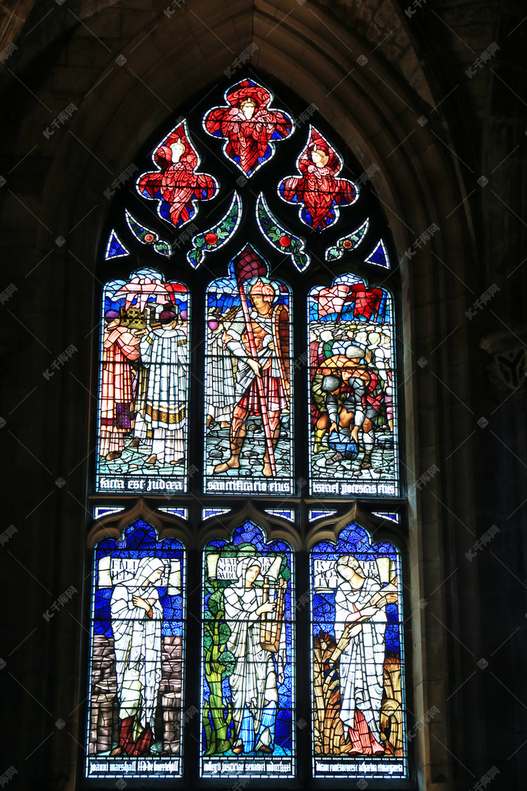 英国教堂彩色花窗摄影图