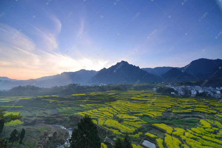 春天日出油菜花田山脉天空自然风