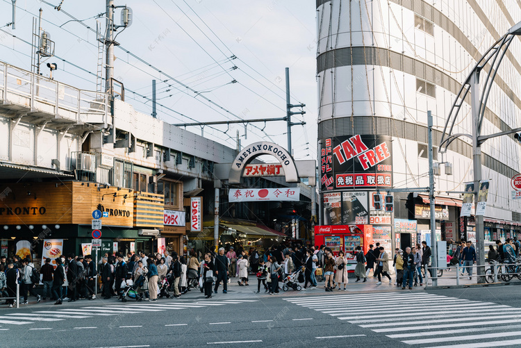 日本城市街道现代建筑摄影图