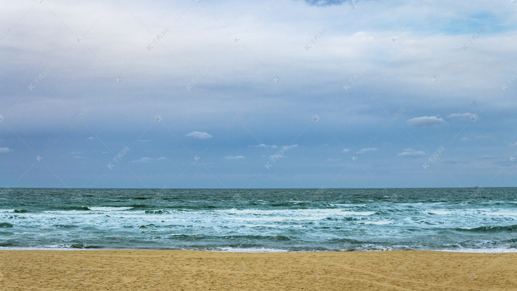 海边海水沙滩蓝天摄影图