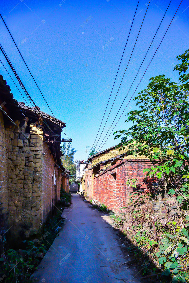 村庄的路红砖房村庄摄影图