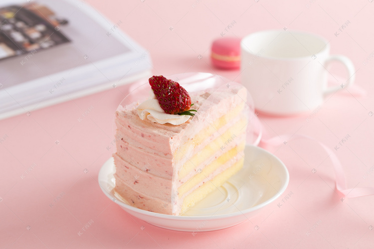草莓奶油蛋糕摄影图