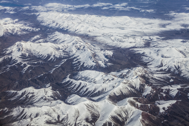 航拍土地雪山摄影图