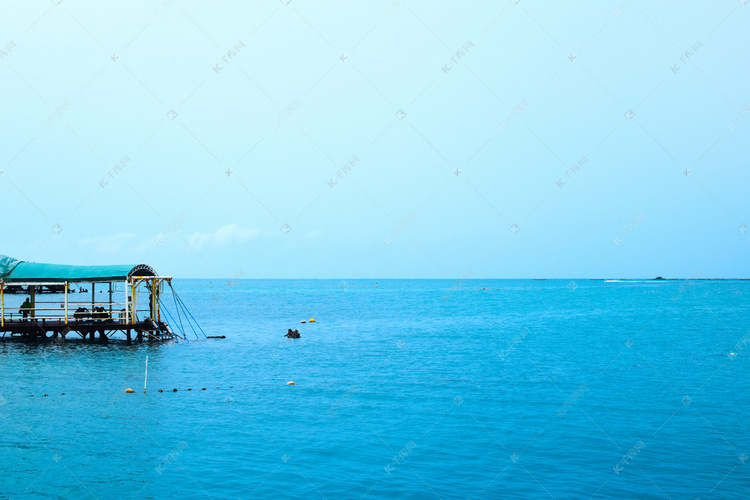 夏天蓝色大海自然风景摄影图