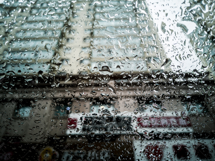 雨滴毛玻璃阴天摄影图