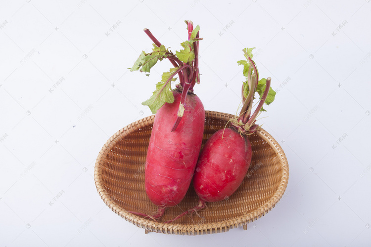 竹篮里营养丰富红萝卜摄影图配图