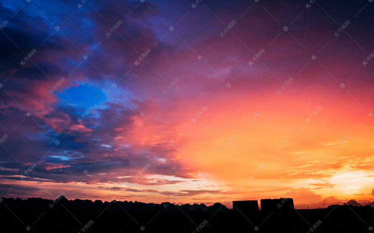 天空中雨后晚霞摄影图