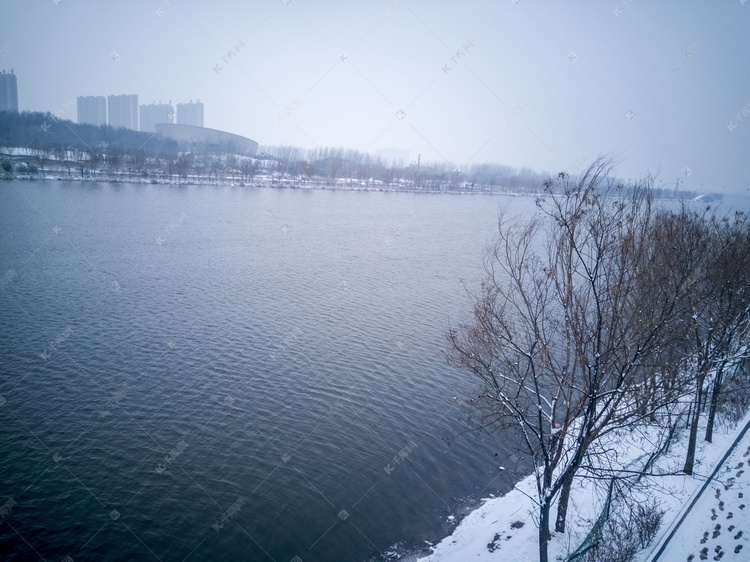雪后河岸自然风景摄影图