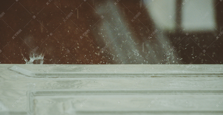 下雨在窗台上溅起的水滴
