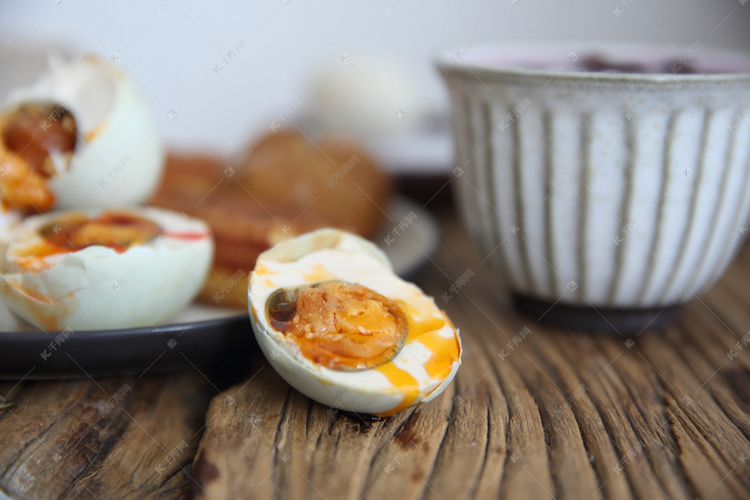 早餐咸鸭蛋摄影图