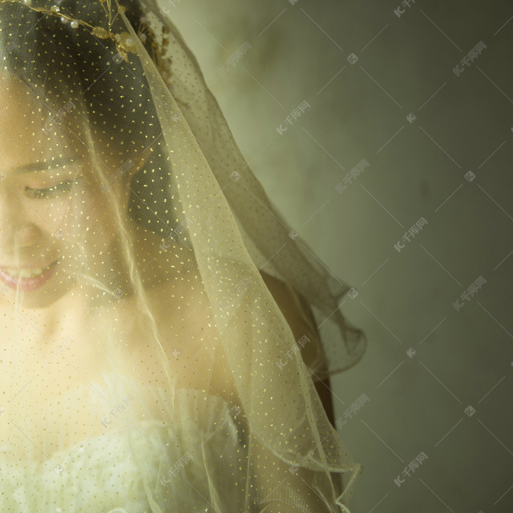 窗边盖着头纱的新娘子