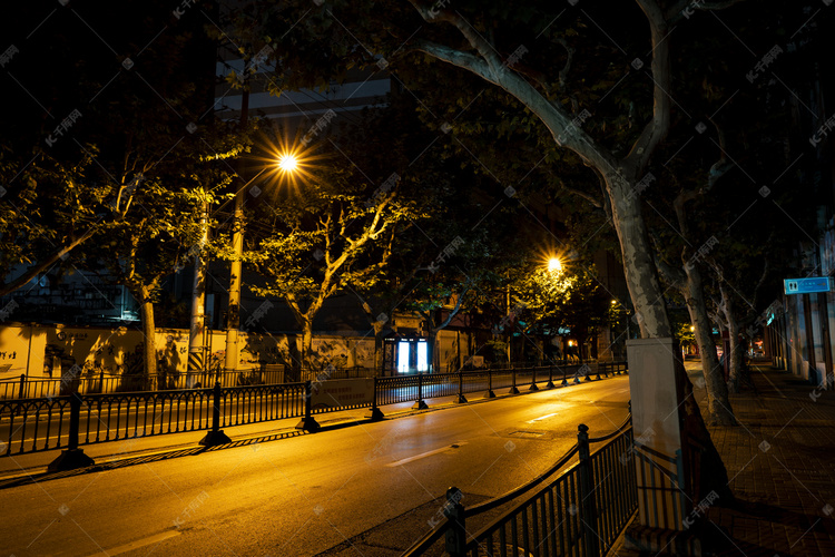 夜里宁静的道路摄影图