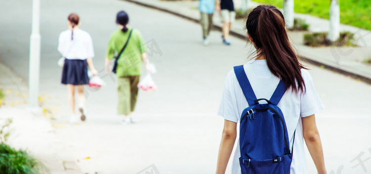 学校学生放学高清背景