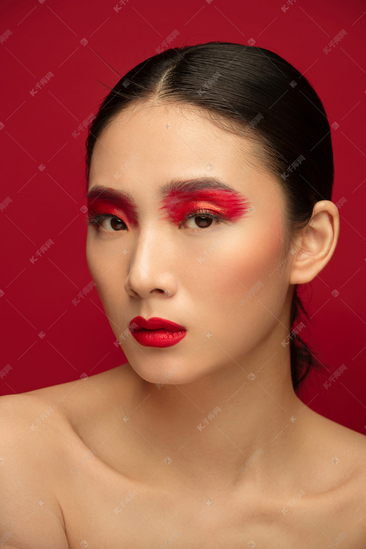红色眼影彩妆美女肖像