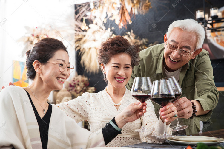 聚会上快乐的老年人干杯摄影作品2022-05-23发布,千库摄影频道为聚会