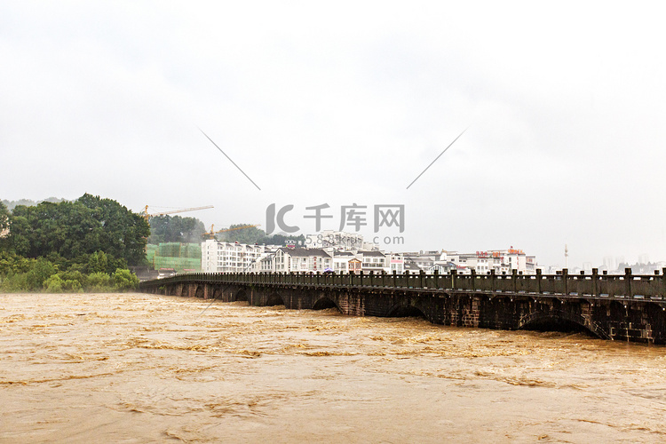  洪涝灾害桥梁洪水摄影图