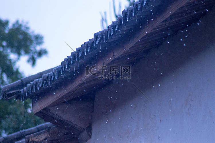 屋檐下静止的雨摄影图