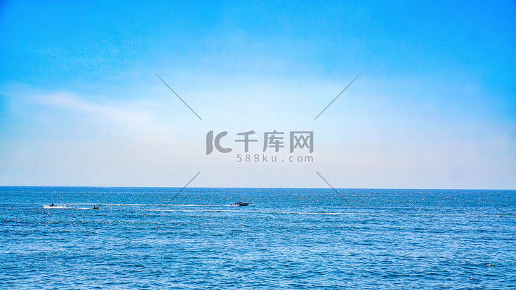 大海海平面简约天空摄影图