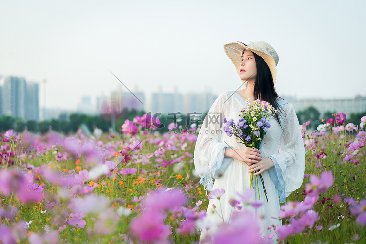 花海中的女孩