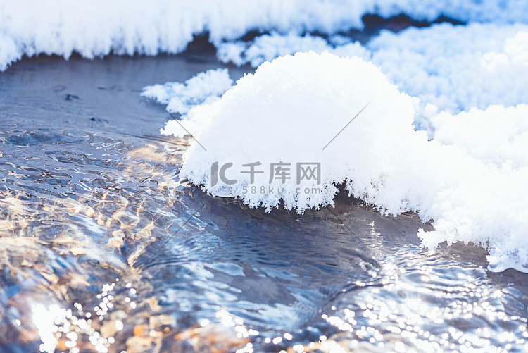 积雪流水冬季小溪摄影图