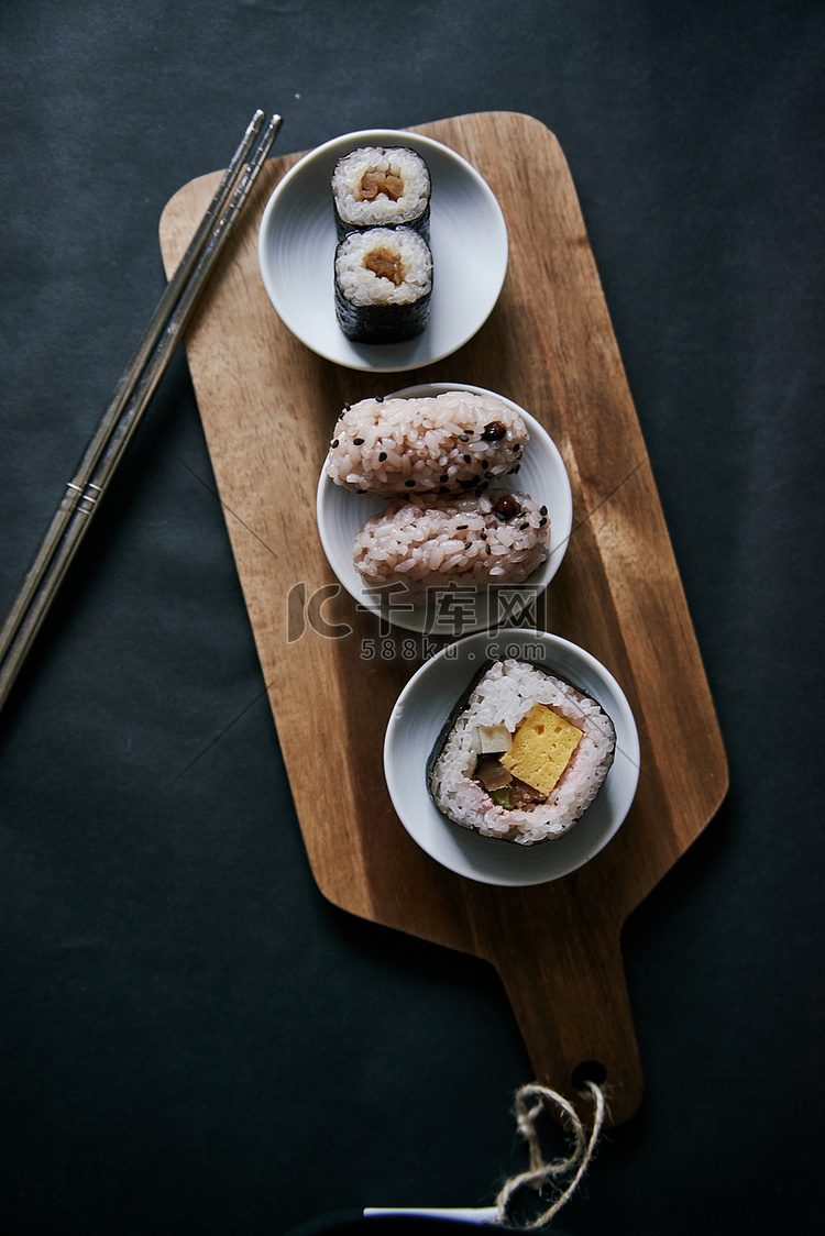 日本美食餐饮寿司饭团摄影图