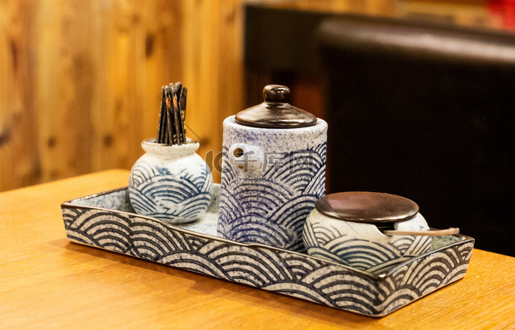日料店波浪花纹日式茶具摄影图